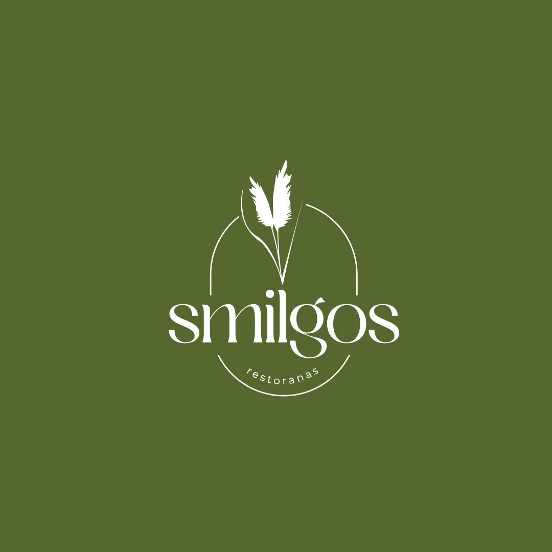 Logotipo eskizas ant darbo stalo